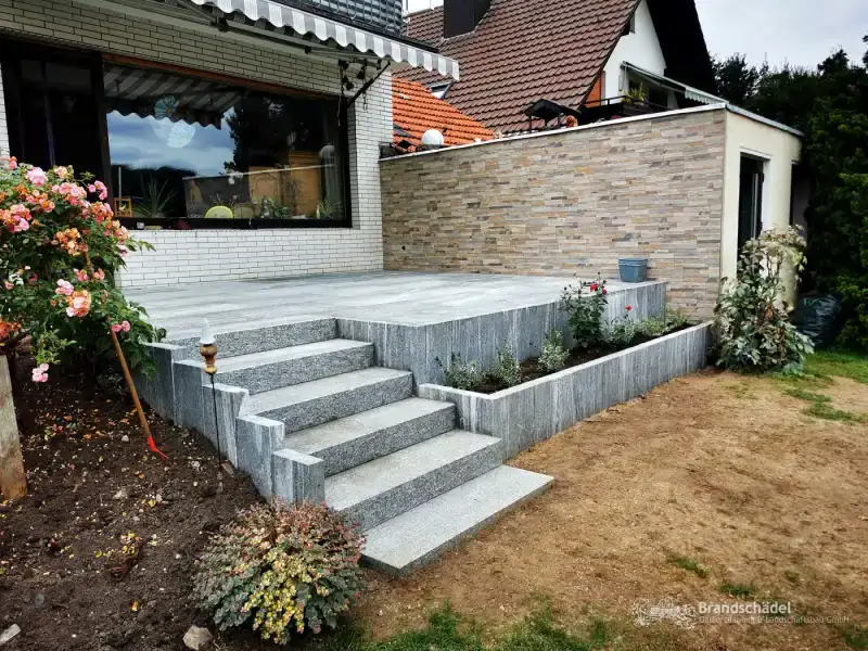Erhöhte Terrasse mit Natursteintreppe in Witten