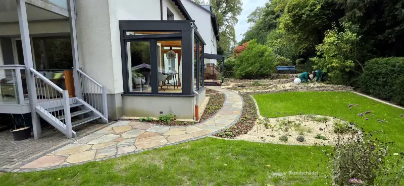 Garten in Bochum mit Polygonalweg, Trockenmauern und Teich